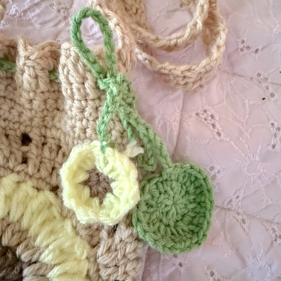 Crochet Sunflower Crossbody Bag - Picture 4 of 7